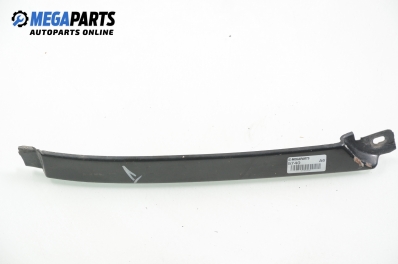 Material profilat far, inferior pentru Audi A6 (C4) 2.3, 133 cp, sedan, 1996, poziție: dreapte