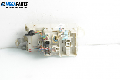 Fuse box for Toyota RAV4 II SUV (06.2000 - 11.2005) 2.0 D-4D 4WD, 116 hp
