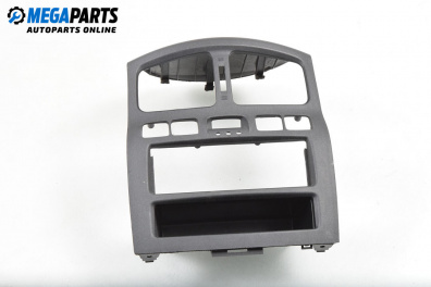 Central console for Hyundai Santa Fe I SUV (11.2000 - 03.2006)