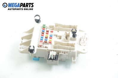 Fuse box for Toyota RAV4 (XA20) 2.0 VVTi 4WD, 150 hp, 5 doors, 2003