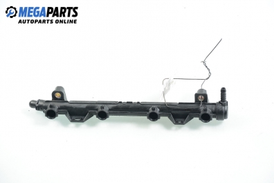 Fuel rail for Volkswagen Polo (9N/9N3) 1.4 16V, 75 hp, 3 doors automatic, 2004
