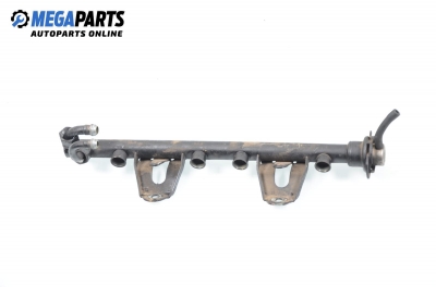 Fuel rail for Audi 80 (B4) 2.0, 115 hp, station wagon, 1994