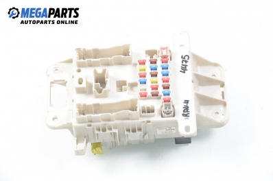 Fuse box for Toyota RAV4 (XA20) 2.0 D-4D, 116 hp, 5 doors, 2003